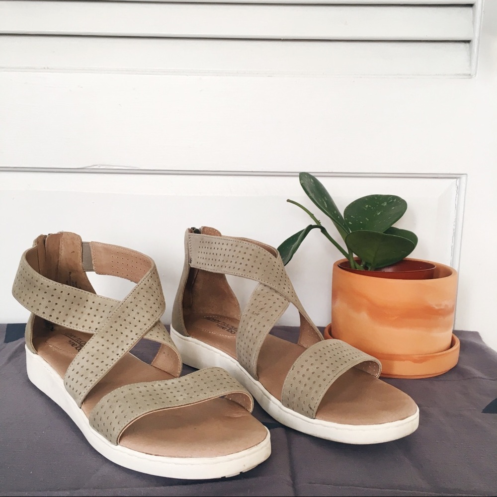 Rayna Sandals size 10